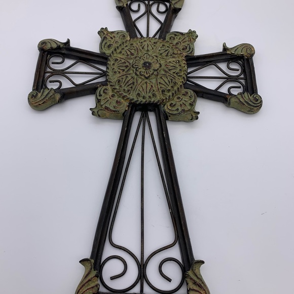 12” Decorative Cross With A Decorative Medallion Made Of Resin - Picture 3 of 12